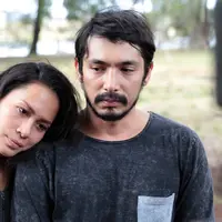 Duka mendalam sangat dirasakan oleh aktor, Abimana Aryasatya. Ie Siu Khiauw ibu dari Abimana meninggal dunia pada Jumat 6 Januari 2017 sekitar pukul 15.00 WIB. (Deki Prayoga/Bintang.com)