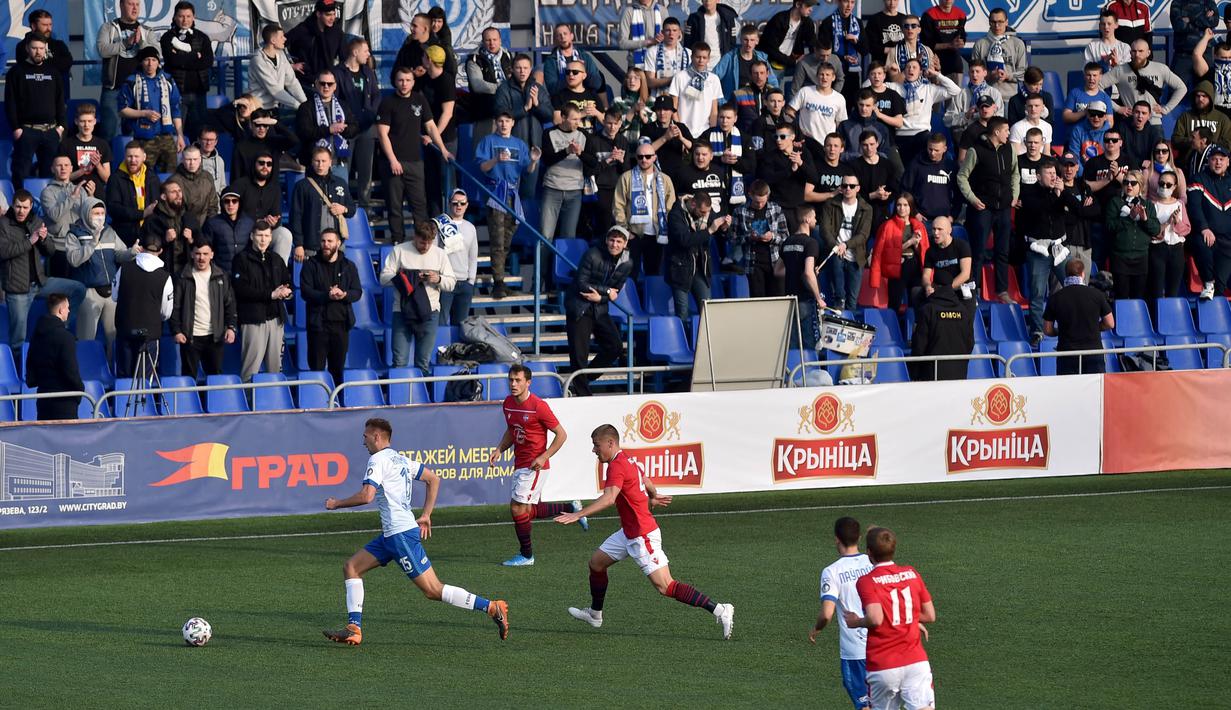 Suasana pertandingan antara FC Minsk melawan FC Dinamo-Minsk pada laga Liga Belarusia, Sabtu (28/3/2020). Di tengah wabah virus Corona, Liga Belarusia tetap digelar seperti biasa bahkan tetap dipadati suporternya. (AFP/Sergei Gapon)