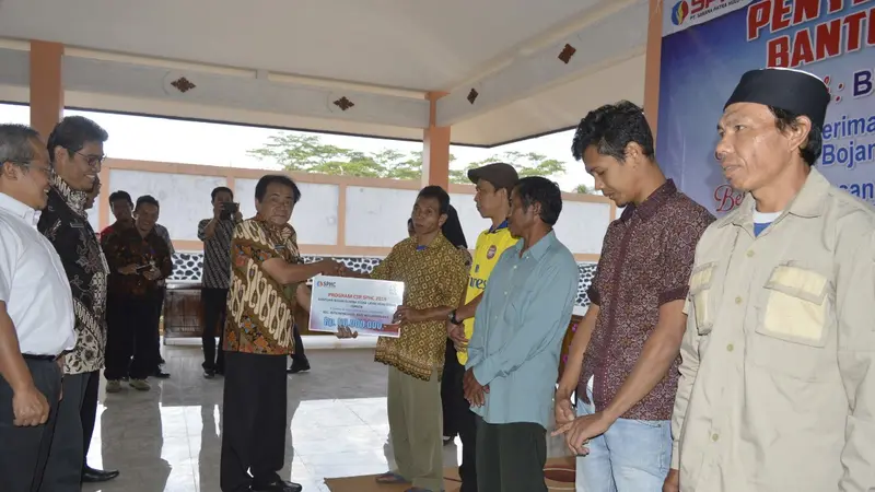 Bupati Banjarnegara, Budhi Sarwono menyerahkan bantuan saluran listrik gratis, program listrik murah bersubsidi. (Foto: Liputan6.com/Kominfo BNA/Muhamad Ridlo)