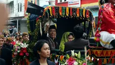 Presiden Joko Widodo bersama Ibu Negara Iriana saat membagikan kaus di atas kereta kencana saat kirab resepsi pernikahan Kahiyang Ayu-Bobby Nasution di Kota Medan, Sumatera Utara, Minggu (26/11). (Liputan6.com/Johan Tallo)