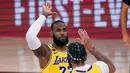 Pebasket Los Angeles Lakers, LeBron James dan Anthony Davis, melakukan selebrasi saat melawan Miami Heat pada gim pertama final NBA di Lake Buena Vista, Kamis (1/10/2020). Lakers menang dengan skor 116-98. (AP Photo/Mark J. Terrill)