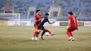 Pemain Timnas Indonesia Dendy Sulistyawan (tengah) menggiring bola mencoba melewati pemain Timnas Vietnam Doan Van Hau (kiri) dan Que Ngoc Hai (kanan) pada pertandingan leg kedua babak semifinal Piala AFF 2022 di My Dinh Stadium, Vietnam, Senin (9/1/2023). Indonesia kalah 0-2 dari Vietnam. (Dok. PSSI)