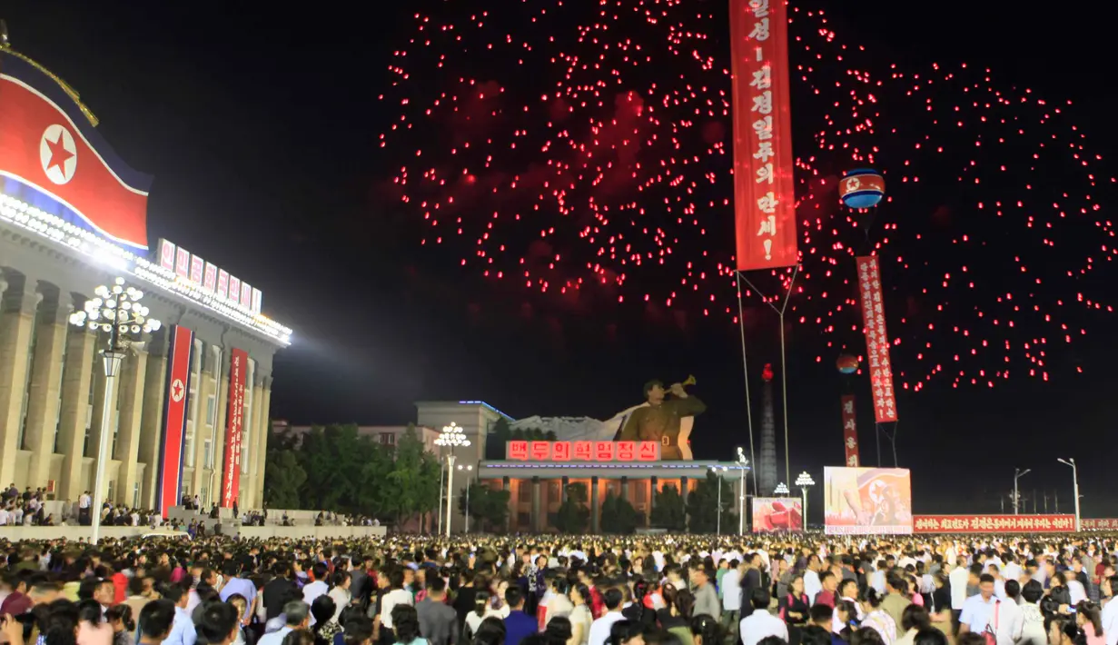 Pesta kembang api menghiasi langit Pyongyang saat merayakan kesuksesan peluncuran bom hidregon antarbenua di Kim Il Sung Square, Korea Utara, Rabu (6/9). Bom hidregon merupakan senjata nuklir terkuat yang pernah diciptakan. (AP/Jon Chol Jin)