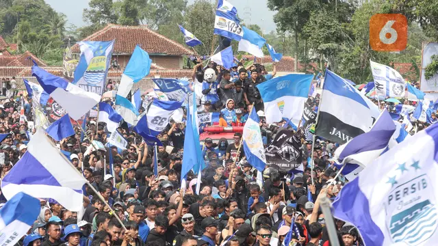 Foto: Pesta Berlanjut! Persib Bandung Rayakan Juara Liga 1 di Kediaman Umuh Muchtar