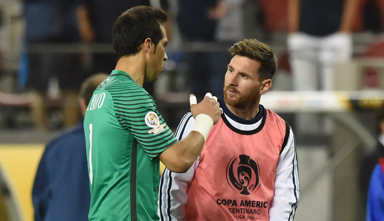 Kiper Chili, Claudio Bravo (kiri) berbincang dengan Lionel Messi usai laga Copa America Centenario 2016 di Stadion Levi's, Santa Clara, California, Amerika Serikat, (7/6/2016) WIB. (AFP/Mark Ralston)