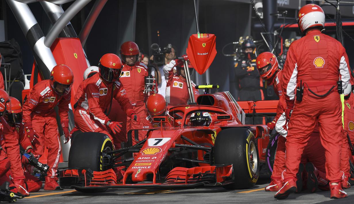 Kimi Raikkonen memasuki pit saat mengganti ban pada balapan F1 GP Australia di Sirkuit Albert Park, Melbourne, Minggu (25/3/2018). Vettel memenangi balapan dengan selisih 5,036 detik dari Hamilton. (Saeed Khan/Pool via AP)