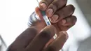 Petugas medis menyiapkan vaksin COVID-19 di rumah sakit Baragwanath Soweto, Senin (13/12/2021). Afrika Selatan memiliki 7,60 kasus baru per 100.000 orang pada 28 November, naik menjadi 32,71 kasus baru per 100.000 orang pada 12 Desember, menurut Universitas Johns Hopkins. (AP Photo/Jerome Delay)