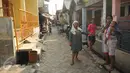 Keseharian warga yang tinggal di salah satu gang di Kampung Dadap, Tangerang, Rabu (18/5). Rencananya, Pemerintah Kabupaten Tangerang akan melakukan penertiban kawasan tersebut pada akhir Mei 2016. (Liputan6.com/Gempur M Surya)