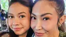 Yuki Kato tampil menawan dengan blus batik panjang berwarna pastel yang memberikan kesan lembut namun anggun. [@mrsayudewi/@alyssadaguise/@mahalini/@vidialdiano].