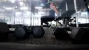 Seorang perempuan berolahraga dalam kotak plastik yang disediakan oleh Inspire South Bay Fitness di Redondo Beach, California pada 15 Juni 2020. Ruangan gym dengan plastik sebagai pemisah itu agar pengunjung dapat tetap berolahraga sambil tetap menjaga jarak fisik. (FREDERIC J. BROWN / AFP)