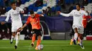 Striker Shaktar Donetsk, Manor Solomon, berusaha mencetak gol ke gawang Real Madrid pada laga Liga Champions 2020/2021 di Estadio Alfredo Di Stefano, Rabu (21/10/2020) malam WIB. Real Madrid kalah 2-3 oleh Shaktar Donetsk. (AFP/Gabriel Bouys)