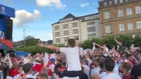 Fans timnas Inggris yang hadir di fan zone Burgplatz, Dusseldorf, merayakan keberhasilan timnya lolos ke semifinal Euro 2024. (Bola.com/Benediktus Gerendo Pradigdo)