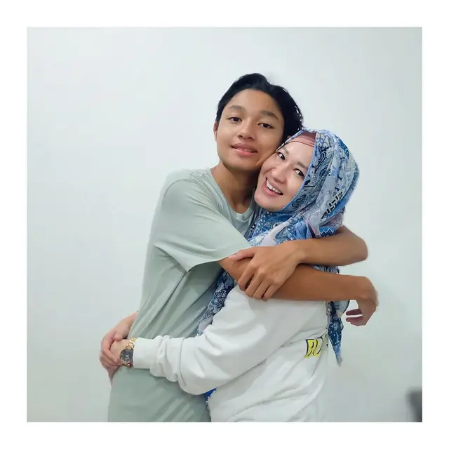 6 Potret Kebersamaan Kiesha Alvaro dan Ibunda, Bak Kakak Adik