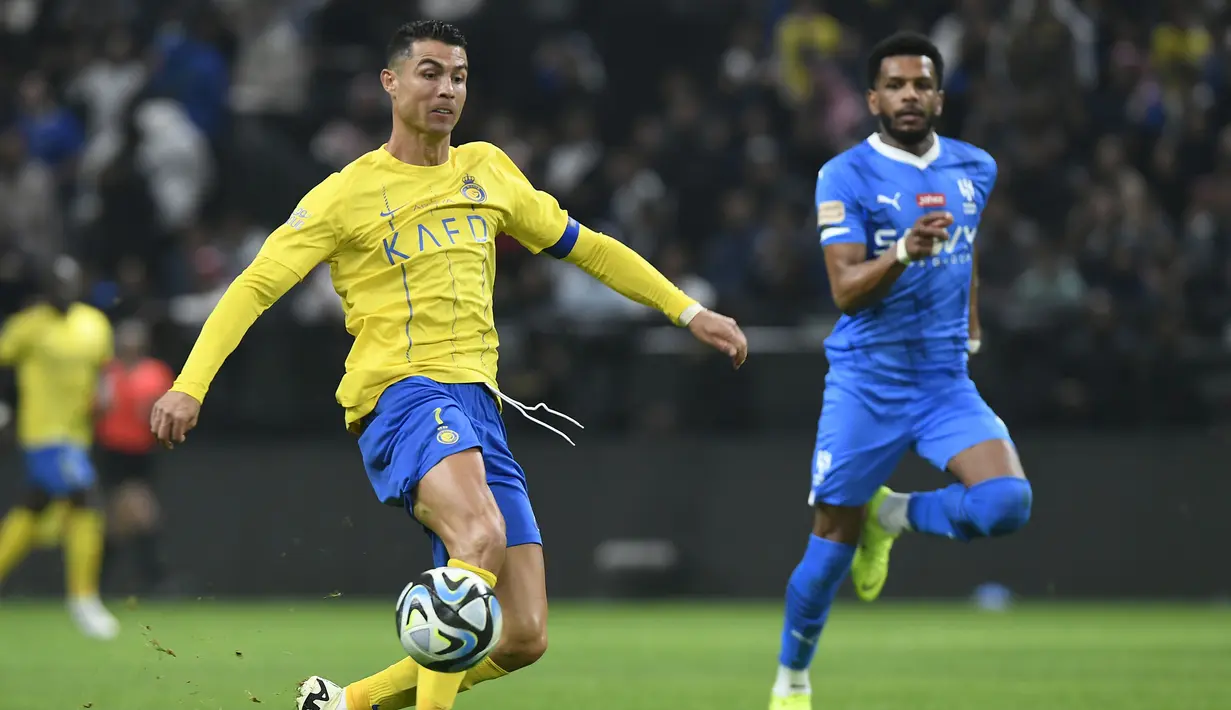Pemain Al Nassr, Cristiano Ronaldo berusaha mengontrol bola dibayangi pemain Al Hilal dalam laga final Riyadh Season Cup 2024 di Kingdom Arena Stadium, Riyadh, Arab Saudi, 8 Februari 2024. (AP Photo)