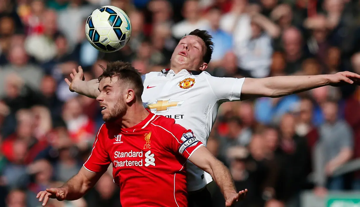 Gelandang Liverpool, Jordan Henderson berebut bola udara dengan pemain Manchester United Phil Jones saat Laga Liga Premier Inggris di Anfield Stadium, Inggris, Minggu (22/3/2015 ). Manchester United menang 2-1 atas Liverpool. (Reuters/Carl Recine)