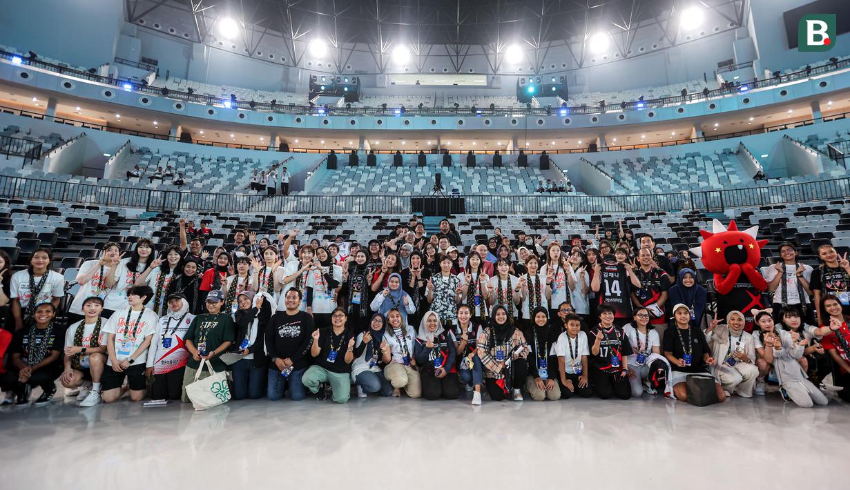 <p>Pemain Red Sparks dan Indonesia All Stars berfoto bersama dengan para fans setelah acara fans signing Fun Volleyball 2024 di Indonesia Arena, Senayan, Jakarta, Sabtu (20/04/2024). (Bola.com/Bagaskara Lazuardi)</p>