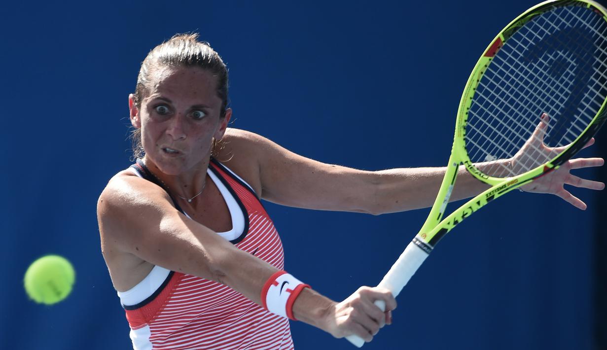 Petenis putri asal Italia Roberta Vinci mengembalikan bola pukulan lawannya asal Austria Tamira Paszek pada turnamen Australia Terbuka di Melbourne, Australia, (20/1/2016). (AFP/WILLIAM WEST)