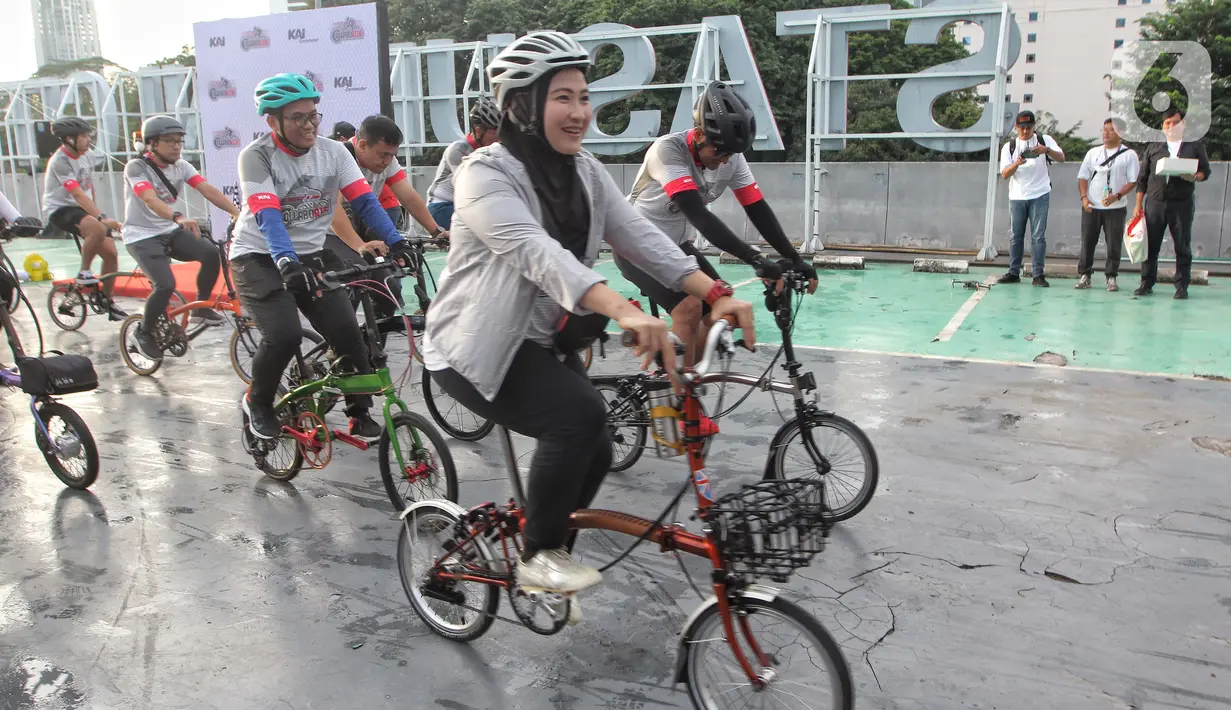Pegawai PT KAI bersepeda bersama berbagai komunitas Urban SOS Cycling Club di Stasiun BNI City, Jakarta, Sabtu (21/1/2023). Kegiatan olahraga bersepeda yang bertajuk Collaboride digelar dalam rangka mempromosikan Stasiun BNI City sebagai area transportasi publik yang dapat digunakan untuk aktivitas warga. (Liputan6.com/Angga Yuniar)