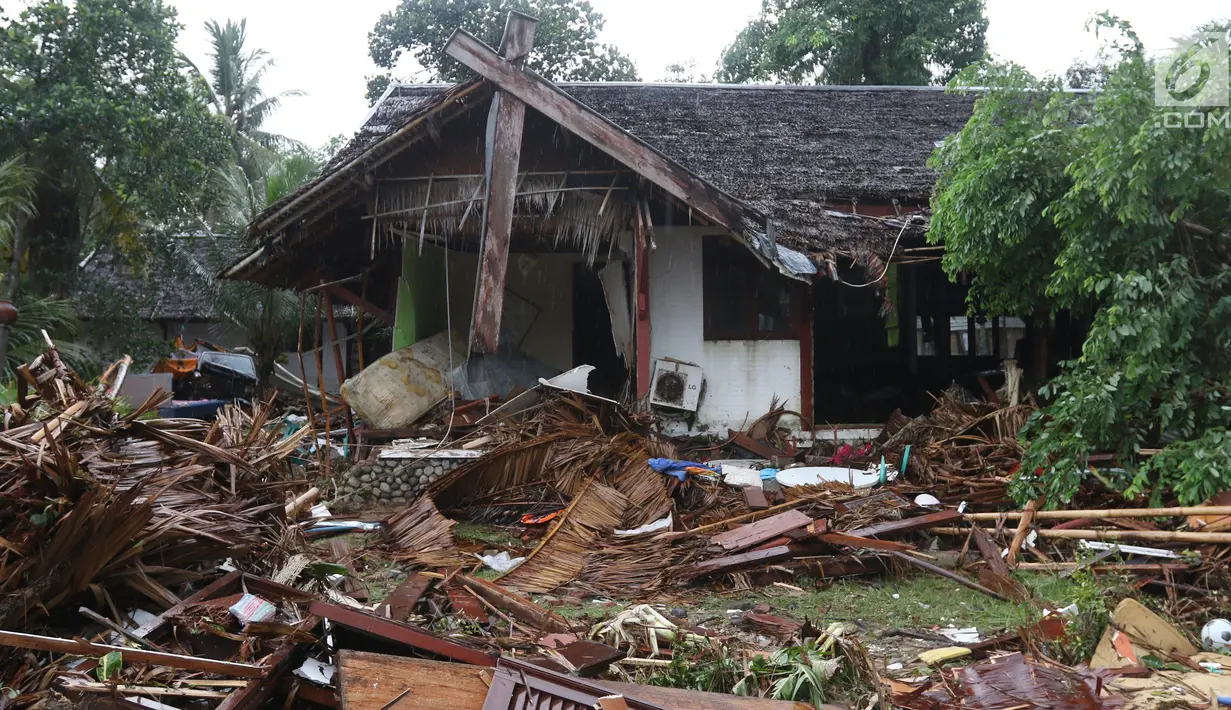 Penginapan rusak akibat dihantam gelombang Tsunami Anyer di pesisir Pantai Carita, Banten, Minggu (23/12). Tsunami yang menerjang wilayah Selat Sunda, Pandeglang, Serang, dan Lampung Selatan merusak ratusan bangunan dan kapal. (Liputan6.com/Angga Yuniar)