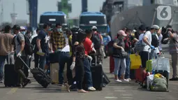 Sejumlah ABK kapal MV Costa Mediterania tiba di dermaga JICT 2 Pelabuhan Tanjung Priok, Jakarta, Selasa (6/10/2020). Dari total 99 orang yang tiba, 82 di antaranya adalah WNA dari delapan negara, seperti Kolombia, Honduras, Filipina, Etiopia, Sri Lanka, Peru dan India. (merdeka.com/Imam Buhori)