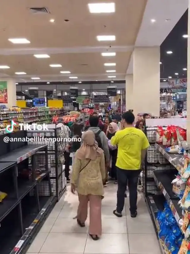 Viral Momen Orang Rebutan Beli Beras di Supermarket, Sebelum di Display Langsung Ludes
