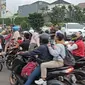 Para pengguna jalan di sekitar Stadion Wibawamukti Cikarang, menerima paket makanan menjelang berbuka puasa. (Tim News).