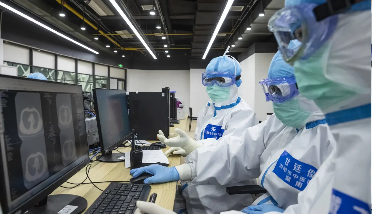 Para dokter memeriksa citra tomografi terkomputasi (computed tomography/CT) milik pasien di rumah sakit sementara di Distrik Jiangxia, Wuhan, Provinsi Hubei, China tengah, (25/2/2020). Rumah sakit darurat yang terletak di Distrik Jiangxia, Wuhan, itu diubah dari pusat olahraga. (Xinhua/Shen Bohan)