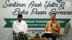 Ketua Umum PBNU, Said Aqil Siradj (kiri) bersama Dubes RRT untuk Indonesia, Xie Feng saat menghadiri acara Santunan Anak Yatim dan Buka puasa bersama di PBNU, Jakarta, Jumat (2/6). (Liputan6.com/Johan Tallo)