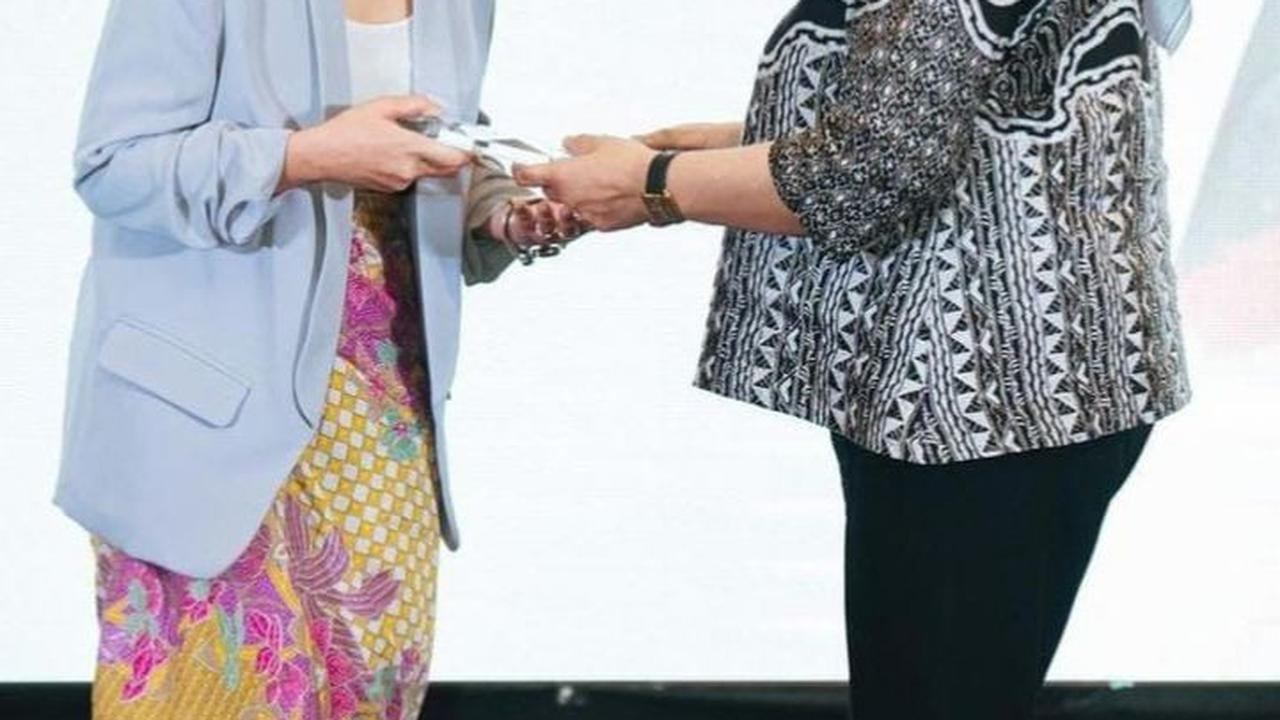 Pada saat menerima penghargaan Prilly tampil cantik dan anggun. Ia mengenakan baju simple elegan berbalut dengan kain batik.<br><br>Foto/Instagram@prillylatuconsina96<br>