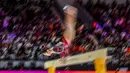Pesenam China, Zhang Qingying beraksi pada nomor balok keseimbangan final aparatus putri Kejuaraan Dunia Gimnastik 2025 di Indonesia Arena, Senayan, Jakarta, Sabtu (25/10/2025). (Bola.com/Bagaskara Lazuardi)