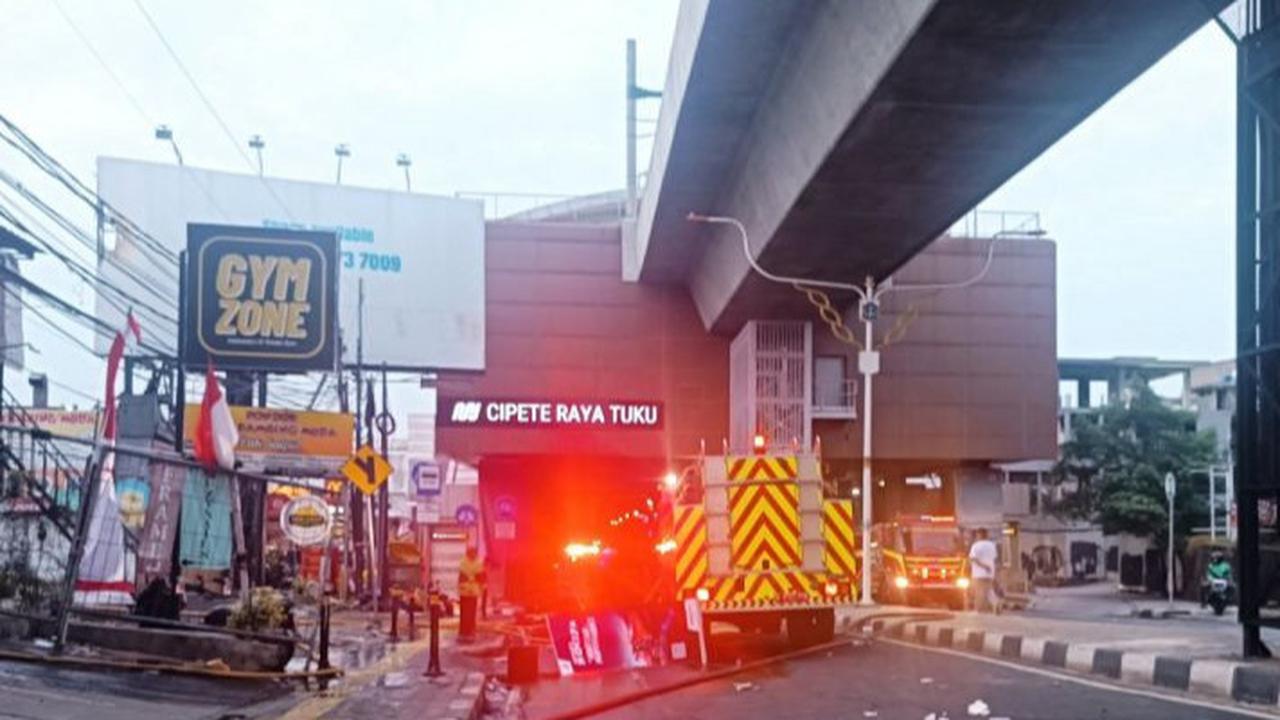 Proses Pendinginan Kebakaran Restoran Ayam Cepat Saji Masih Berlangsung, Jalan Fatmawati MRT Cipete Ditutup