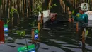 Selain melakukan penanaman 1.000 pohon mangrove, Badan Pengelola Keuangan Haji (BPKH) juga melepasliarkan 60 burung jenis Dederuk Jawa, Perenjak Jawa, dan Kutilang. (Liputan6.com/Angga Yuniar)