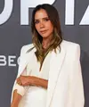 Victoria Beckham bergaya sangat elegan dengan busananya. (dok. Scott A Garfitt/Invision/AP)