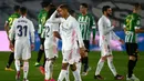 Ekspresi kecewa bek Real Madrid, Raphael Varane (tengah) usai ditahan imbang 0-0 Real Betis dalam laga lanjutan Liga Spanyol 2020/2021 pekan ke-33 di Alfredo Di Stefano Stadium, Madrid, Sabtu (24/4/2021). (AFP/Gabriel Bouys)