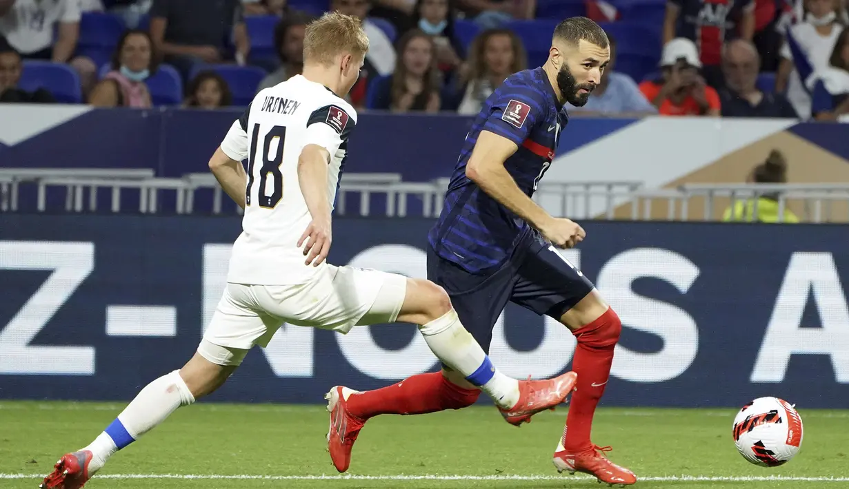 Pada menit ke-22 lagi-lagi peluang Prancis belum membuahkan hasil. Tembakan tepat Karim Benzema ke arah gawang masih dapat dimentahkan kiper Finlandia Lukas Hradecky. (Foto: AP/Laurent Cipriani)