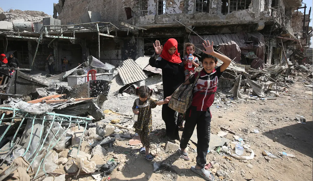 Warga sipil Irak bersama anak-anaknya saat mengungsi dari Kota Tua di Mosul, 1 Juli 2017. Dana Anak PBB (UNICEF) pada 29 Juni 2017, mengatakan ribuan anak telah terjebak di daerah yang masih dikuasai ISIS di pusat kota tua itu. (AHMAD AL-RUBAYE/AFP)