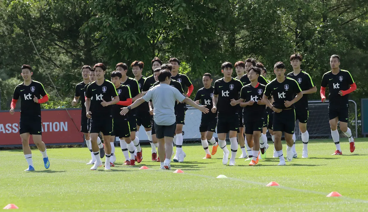 Suasana saat timnas Korea Selatan berlatih untuk Piala Dunia 2018 di National Football Centre di Paju, Korea Selatan, Rabu (23/5). Korea Selatan akan bersaing di Grup F bersama Rusia, Jerman, Meksiko, dan Swedia. (AP Photo/Lee Jin-man)