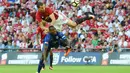 Zlatan Ibrahimovic berduel dengan pemain Leicester City pada ajang Community Shield di Stadion Wembley (7/8/2016). MU menang 2-1. (EPA/Andy Rain)