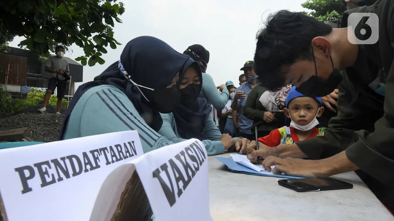 FOTO: Antusiasme Warga Jalani Vaksinasi Booster COVID-19