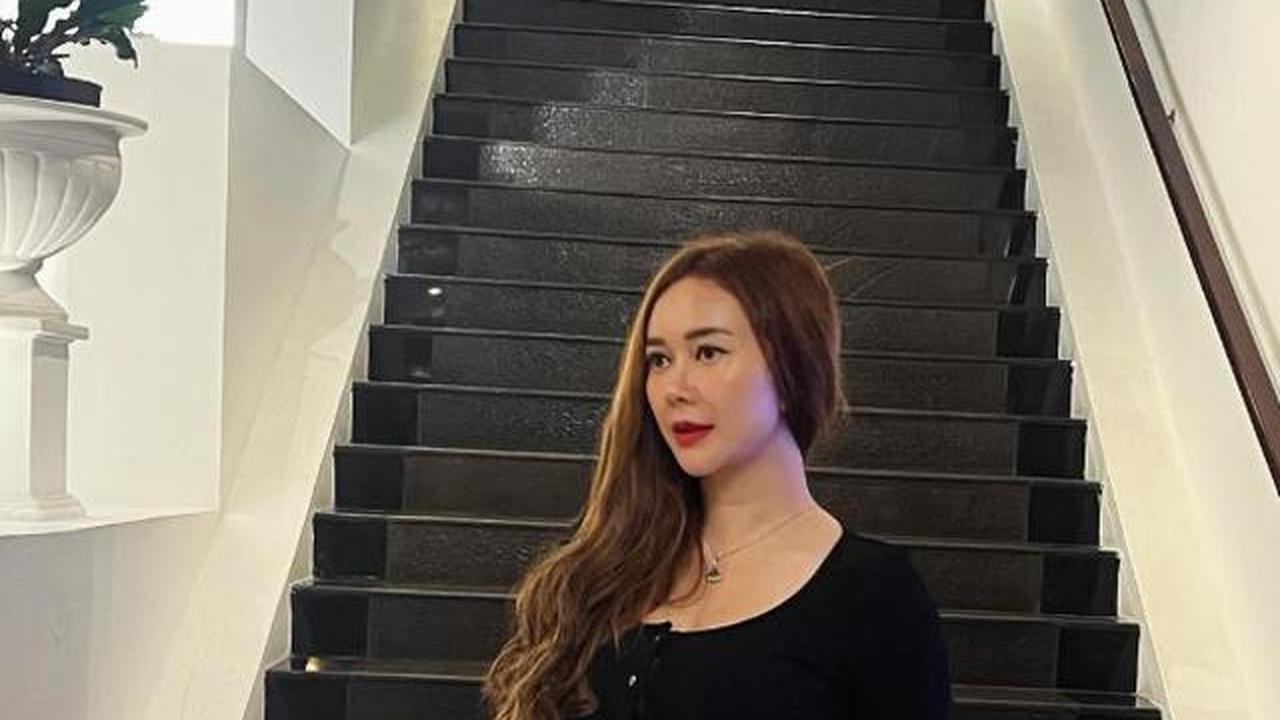 7 Potret Aura Kasih Pakai Bodycon Dress, Elegan dengan Lekuk Tubuh Proporsional