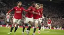 Setelah menjalani tiga laga terakhir tanpa kemenangan, Manchester United akhirnya kembali memetik tiga poin penuh usai menang 3-2 atas Newcastle United pada laga tunda pekan ke-34 di Old Trafford, Kamis (16/5/2024) dini hari WIB. Kemenangan yang diraih pada laga kandang terakhir musim ini ditentukan lewat gol-gol Kobbie Mainoo, Amad Diallo dan Rasmus Hojlund. Sementara Newcastle United hanya mampu membalas dua gol melalui Anthony Gordon dan Lewis Hall. Dengan koleksi 57 poin, MU menempati posisi ke-8 di bawah Newcastle United yang unggul selisih gol menjelang pekan penutup Liga Inggris musim ini. (AP Photo/Dave Thompson)