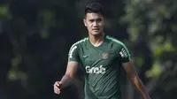 Pemain Timnas Indonesia U-22, Muhammad Rafli, mengamati rekannya saat latihan di Lapangan ABC Senayan, Jakarta, Senin (7/1). Latihan ini merupakan persiapan jelang Piala AFF U-22. (Bola.com/Vitalis Yogi Trisna)