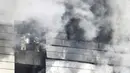 Petugas pemadam kebakaran berusaha memadamkan api yang membakar sebuah gudang di Icheon, Korea Selatan, Rabu (29/4/2020). Sebanyak 38 orang tewas dalam kebakaran gudang yang sedang dibangun tersebut. (Hong Ki-won/Yonhap via AP)