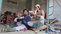 Vokalis band Repvblik, Ruri (kiri) sedang makan nasi bungkus saat syuting pembuatan video klip 'Sayang Sampai Mati' di kawasan Depok, Jawa Barat, Kamis (19/1). (Liputan6.com/Herman Zakharia)