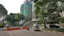 Sejumlah kendaraan putar arah saat ada proyek pembangunan jalur kereta Light Rail Transit (LRT) di Jalan Setiabudi Tengah, Jakarta, Senin (17/6/2019). Jalan Setiabudi Tengah ditutup mulai 17 Juni 2019 hingga 20 Februari 2020. (Liputan6.com/Herman Zakharia)