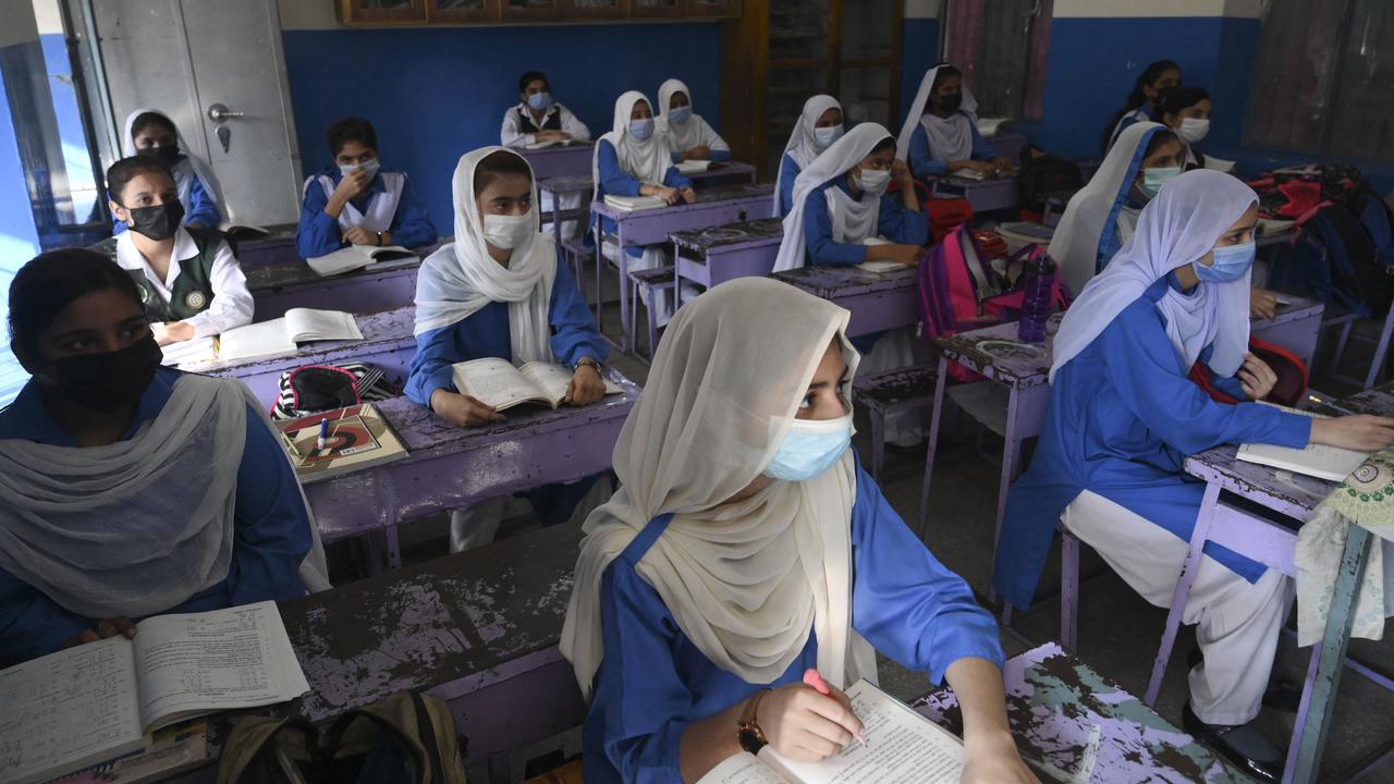 Potret Saat Siswa di Kamboja Kembali ke Sekolah