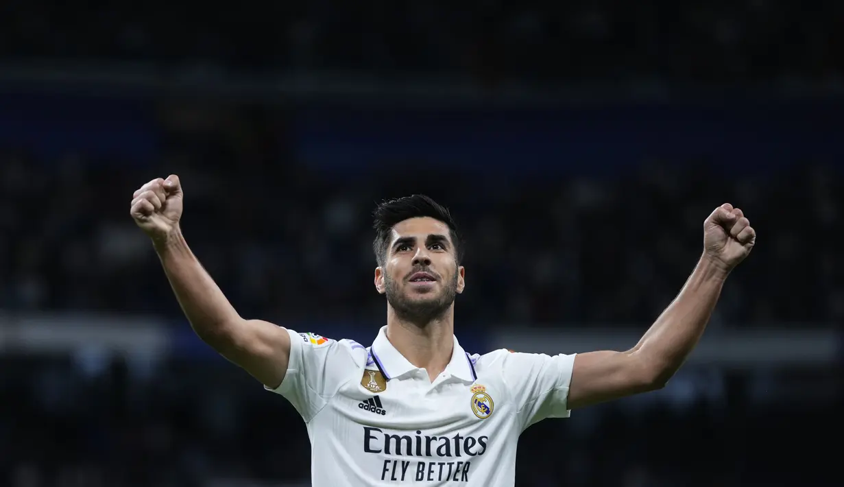 Gelandang Real Madrid, Marco Asensio melakukan selebrasi setelah mencetak gol ke gawang Celta Vigo pada pertandingan lanjutan La Liga Spanyol di stadion Santiago Bernabeu di Madrid, Spanyol, Minggu, 23 April 2023. (AP Photo/Manu Fernandez)