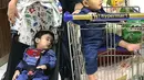 Mantan penyiar radio senior yang juga politikus Sys NS saat berbelanja dengan mengajak dua cucunya di kereta dorong. (Instagram/sys_ns)