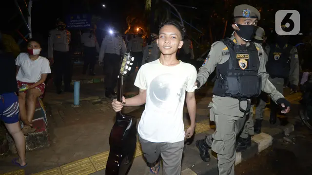 FOTO: Sanksi Sosial Pelanggar Operasi Yustisi di Tangerang Selatan