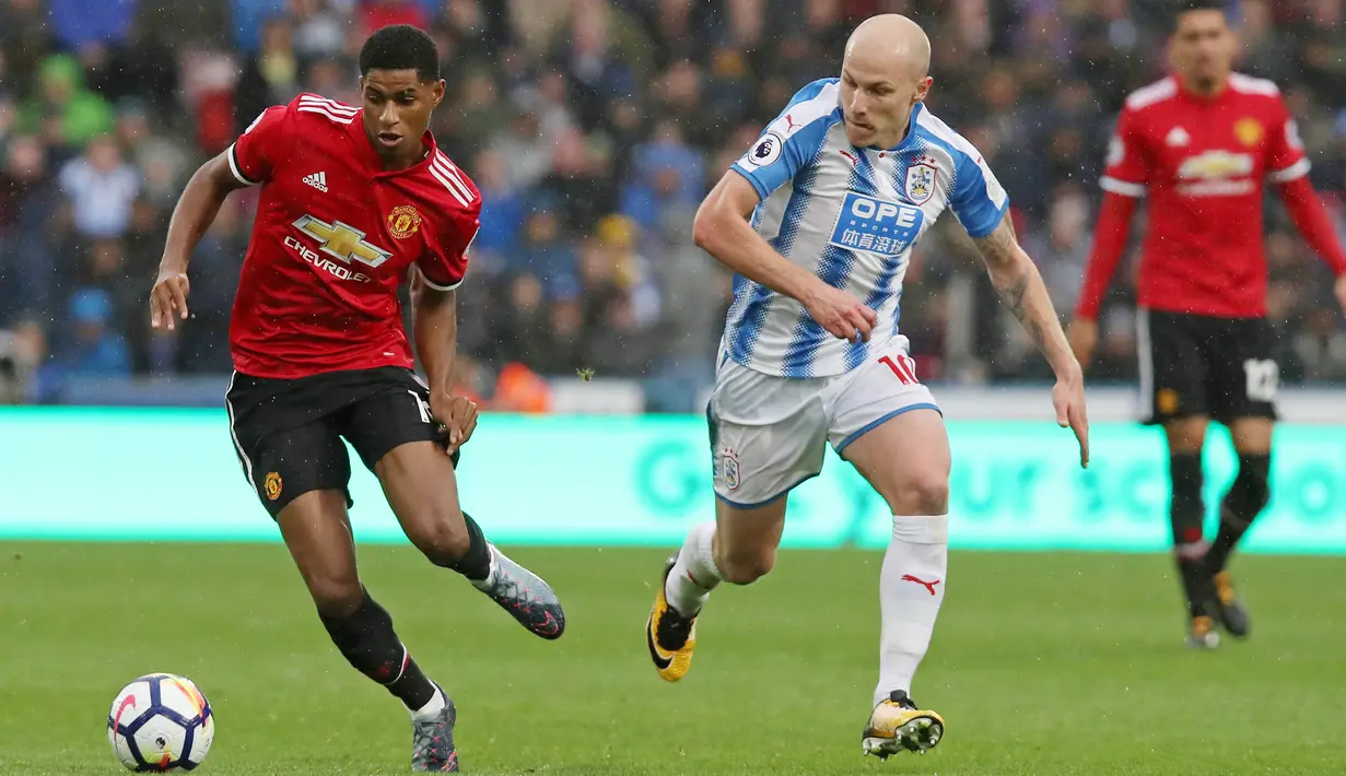Striker Manchester United, Marcus Rashford, menggiring bola saat melawan Huddersfield Town pada laga Premier League di Stadion The John Smith's, Sabtu (21/10/2017). Huddersfield Town menang 2-1 atas Manchester United. (AFP/Lindsey Parnaby)